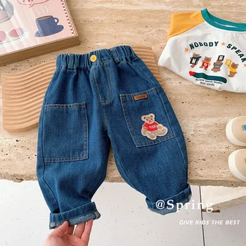 2023 Весенне-осенние штаны для маленьких мальчиков, Хлопчатобумажные джинсовые джинсы с заплатками и карманом с мультяшным медведем, брюки с эластичной резинкой на талии, одежда для маленьких мальчиков